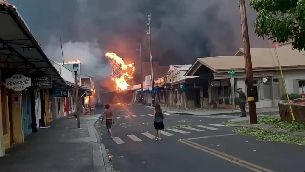 Blazing-Maui-Fire-in-Hawaii-Force-People-To-Flee-Into-Ocean