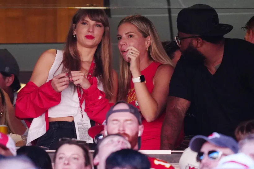 Taylor-Swift-cheers-from-a-suite-with-Donna-Kelce-as-the-Kansas-City