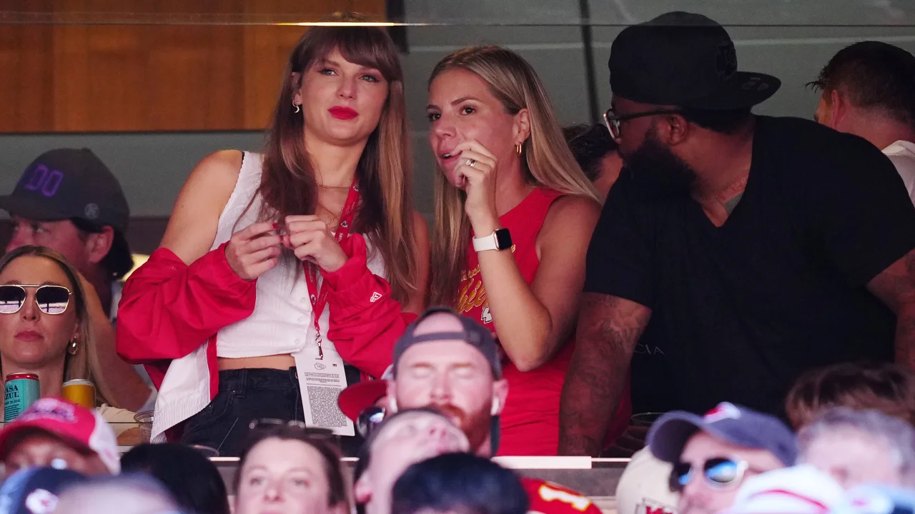 Taylor-Swift-cheers-from-a-suite-with-Donna-Kelce-as-the-Kansas-City